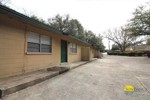 208 Dates Ave NW in Fort Walton Beach, FL - Building Photo