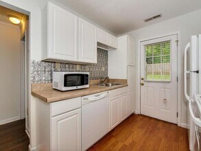 5113 Valley Stream Rd in Charlotte, NC - Foto de edificio - Building Photo