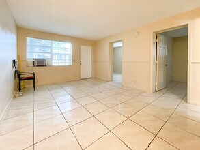 1717 NW 8th Pl, Unit 1 in Fort Lauderdale, FL - Foto de edificio - Building Photo