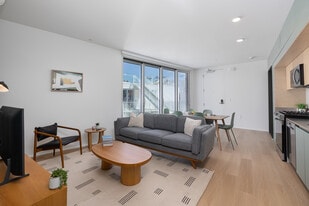 Comma Barrington in Los Angeles, CA - Building Photo