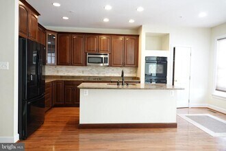 1112 Pleasant Dr in Rockville, MD - Building Photo - Building Photo
