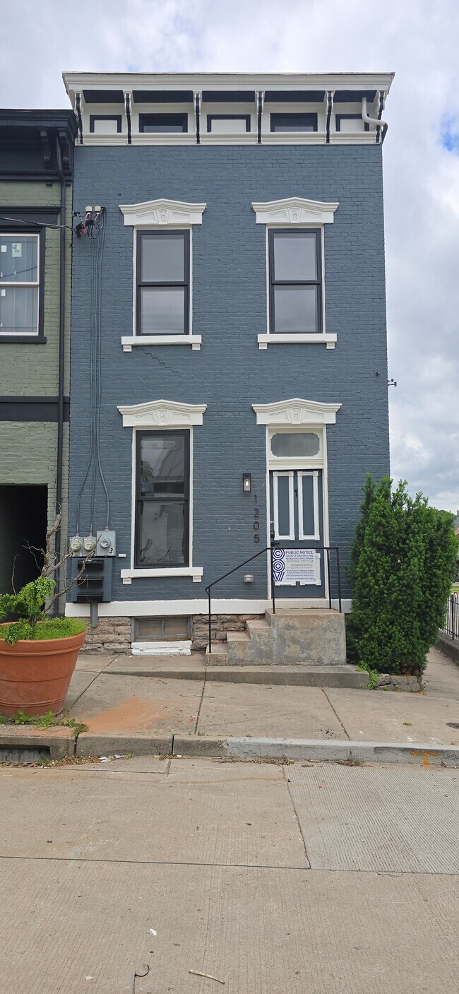 property at 1205 Lee St