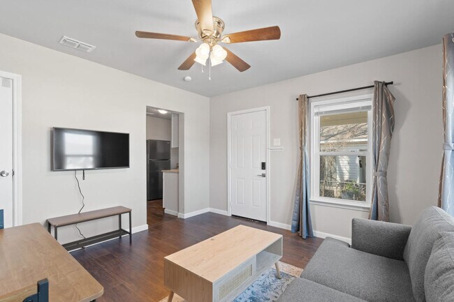 1004 E Powell Ave in Fort Worth, TX - Building Photo - Building Photo