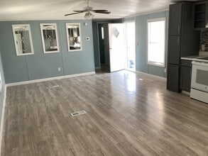 306 W Wallisville Rd in Highlands, TX - Building Photo - Building Photo