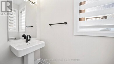 102 Settlers Rd E in Oakville, ON - Building Photo - Building Photo