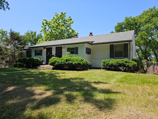 5240 Highland Ave in Kansas City, MO - Building Photo - Building Photo