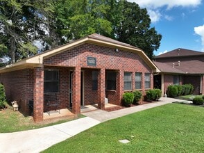 Summer Courtyard Apartments in Decatur, AL - Foto de edificio - Building Photo