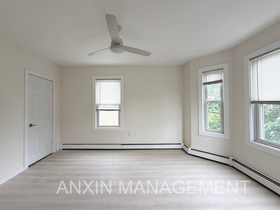 144 Spring St in Cambridge, MA - Building Photo
