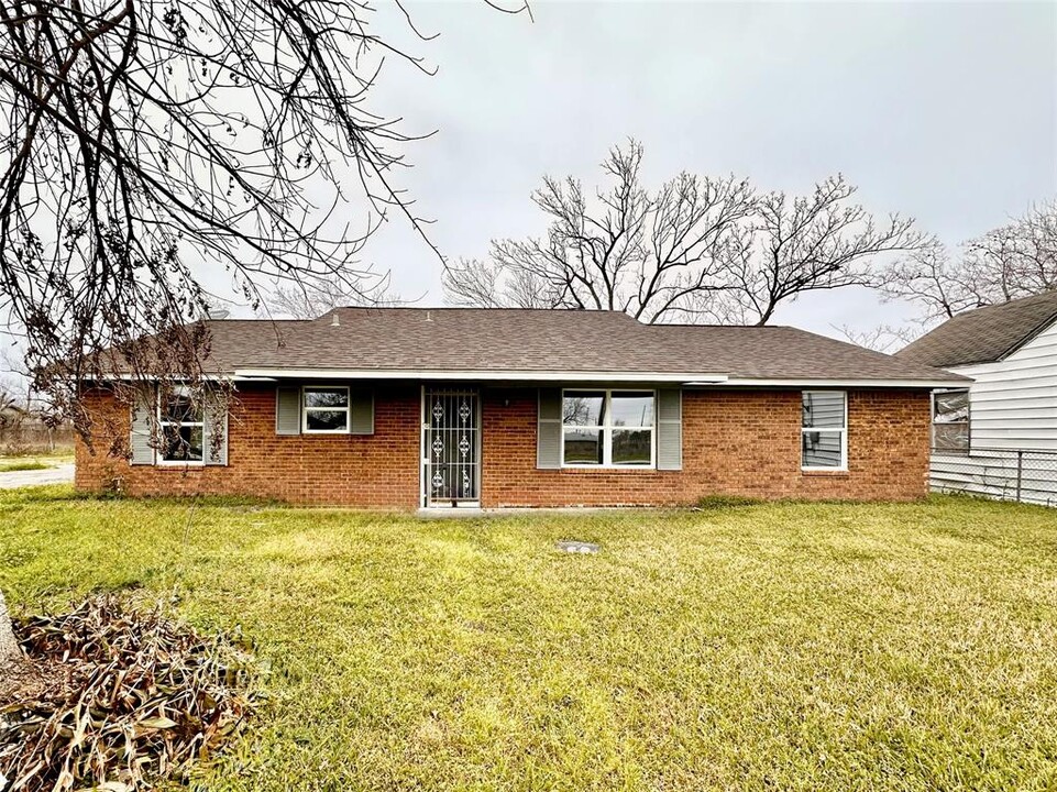 7845 Bonaire St in Houston, TX - Building Photo