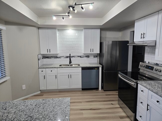 4711 Bella Dr, Unit 1 in Colorado Springs, CO - Foto de edificio - Building Photo