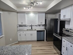 4711 Bella Dr, Unit whole house in Colorado Springs, CO - Foto de edificio - Building Photo