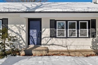 257 W Circular St in Saratoga Springs, NY - Building Photo - Building Photo