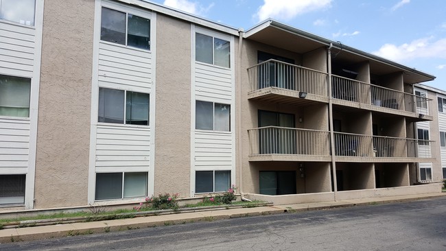 Prospect Hills Apartments in Topeka, KS - Foto de edificio - Building Photo