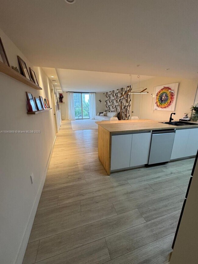 210 Seaview Dr in Key Biscayne, FL - Building Photo - Building Photo