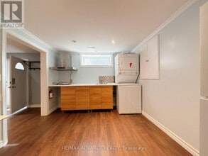 1 Pynford Crescent in Toronto, ON - Building Photo - Building Photo