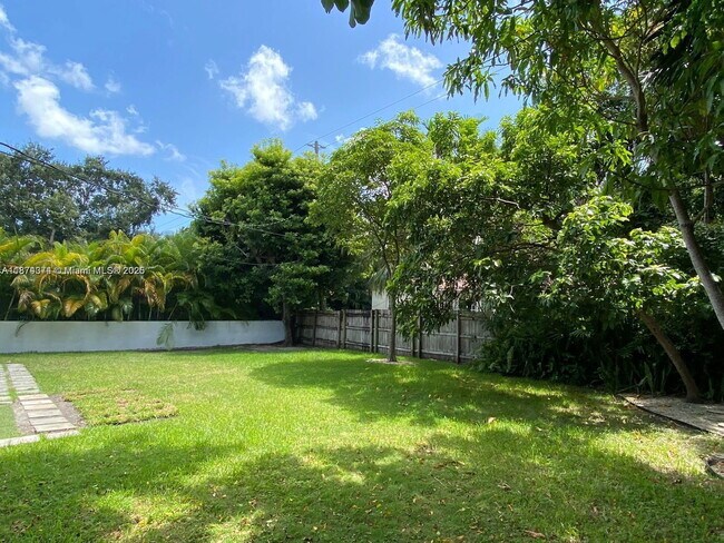 660 NE 72nd Terrace in Miami, FL - Building Photo - Building Photo