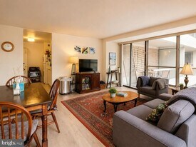 224 W Rittenhouse Square in Philadelphia, PA - Building Photo