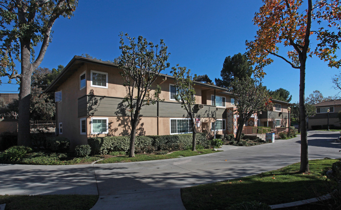 Elmwood Focus in Burbank, CA - Foto de edificio