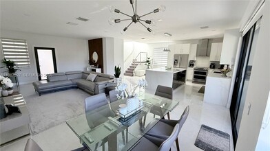 1392 Canary Island Dr in Weston, FL - Foto de edificio - Building Photo