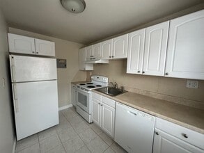 Loomis Drive Apartments in West Hartford, CT - Foto de edificio - Building Photo