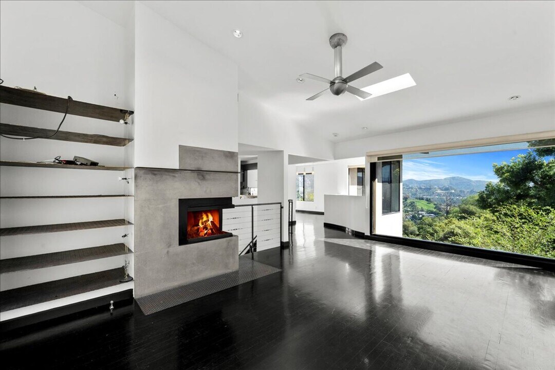 6884 Pacific View Dr in Los Angeles, CA - Building Photo