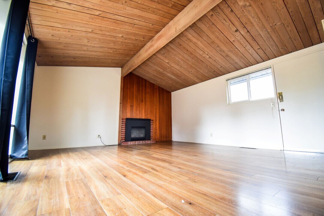 102-108 NW 137th Ave in Portland, OR - Building Photo
