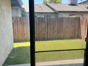 1009 Nimrod Ct, Unit A in Bakersfield, CA - Building Photo - Building Photo
