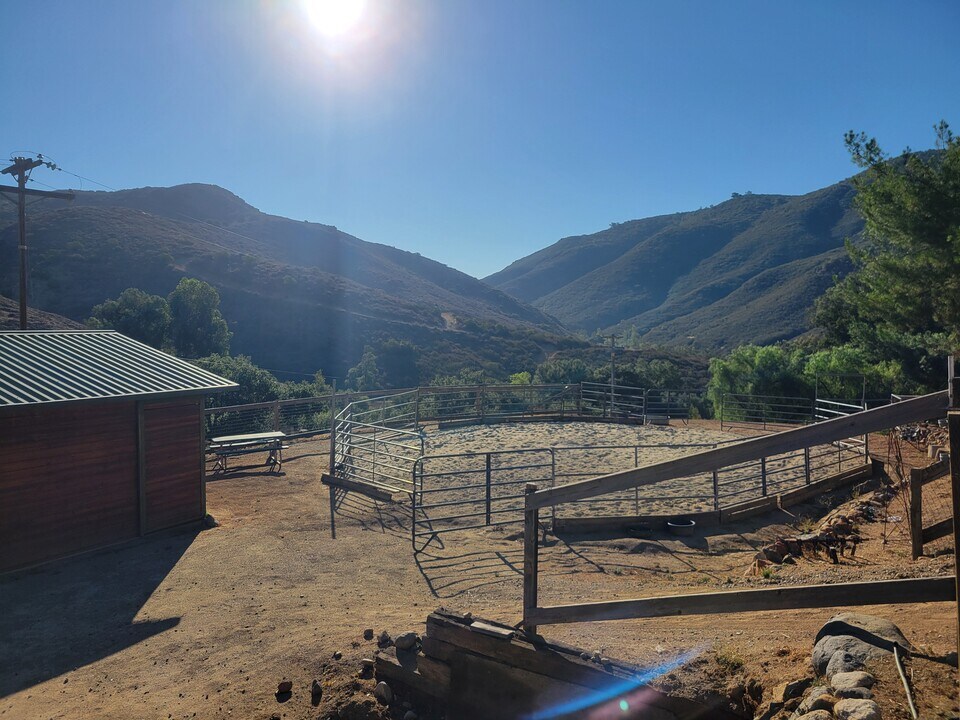 2029 Willow Glen Rd in Fallbrook, CA - Foto de edificio