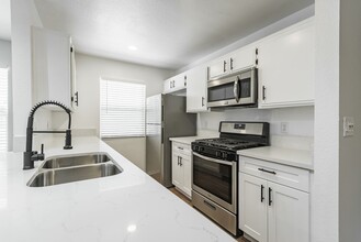 1945 Glendon Avenue in Los Angeles, CA - Building Photo - Interior Photo