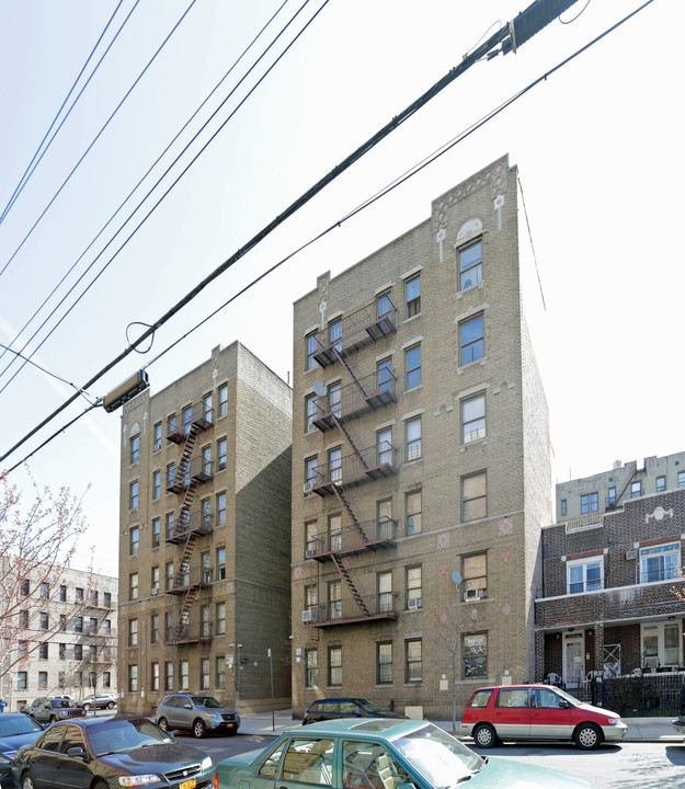 Williams Bridge in Bronx, NY - Building Photo