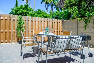 171 NW 158th St in Miami, FL - Foto de edificio - Building Photo