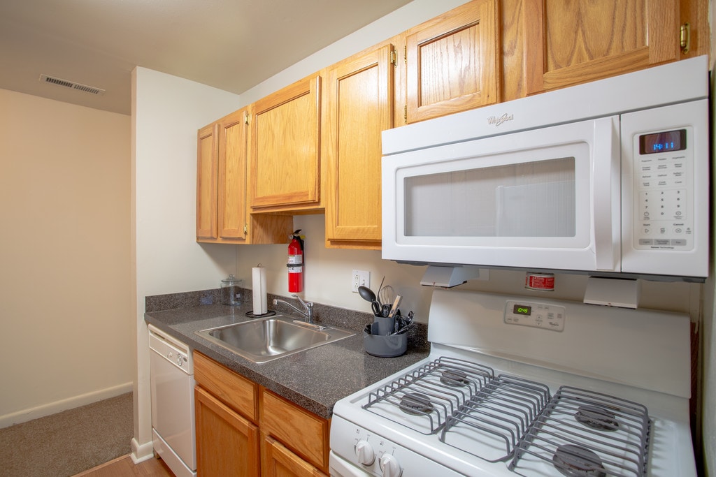 Holly Court Apartments in Pitman NJ ApartmentHomeLiving com Holly Court Apartments in Pitman NJ ApartmentHomeLiving com