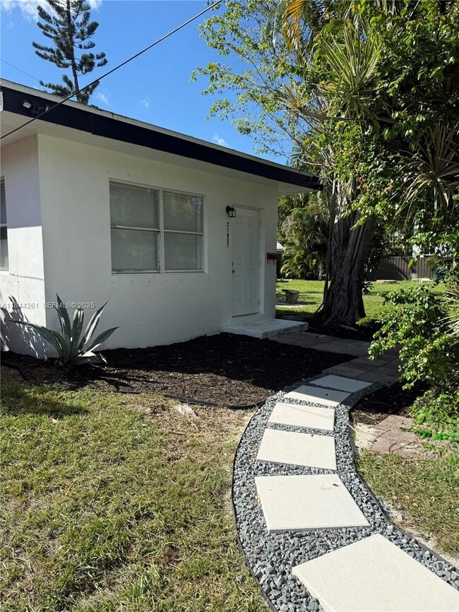 property at 1827 N Dixie Hwy