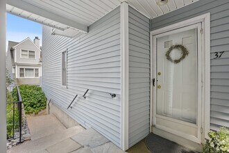 37 Wilton Crst in Wilton, CT - Foto de edificio - Building Photo
