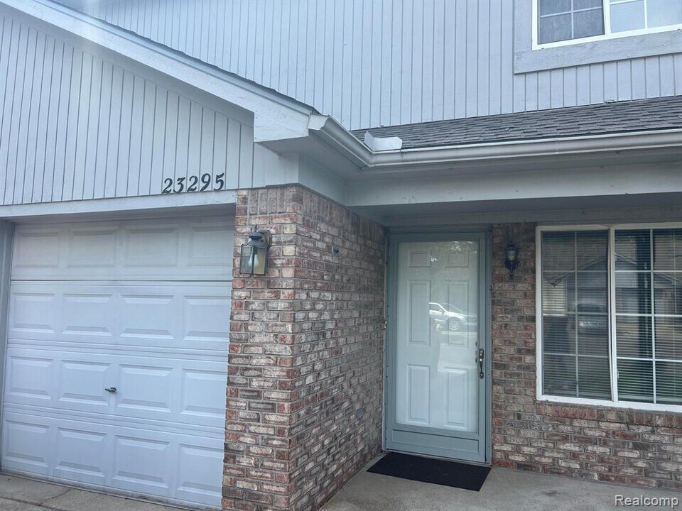 23295 Stromp Ct in Brownstown Township, MI - Building Photo