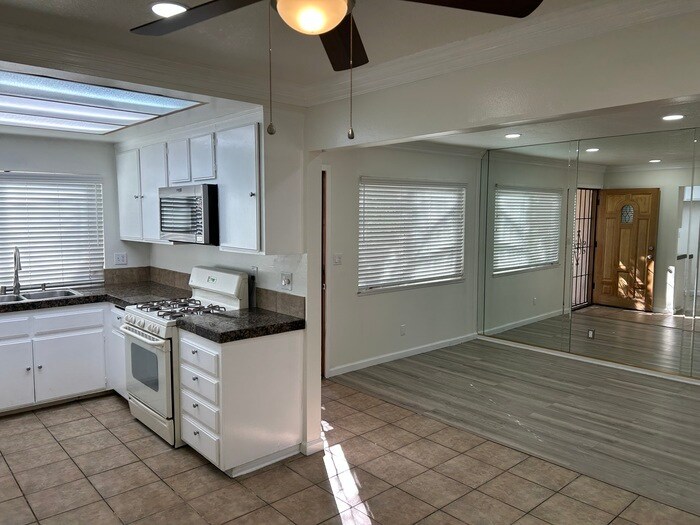 16710 Orange Ave in Paramount, CA - Building Photo