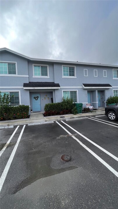 1065 NW 4th Ter in Florida City, FL - Building Photo