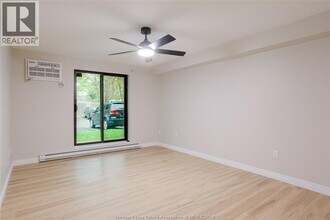 3355 Sandwich St. in Windsor, ON - Foto de edificio - Building Photo