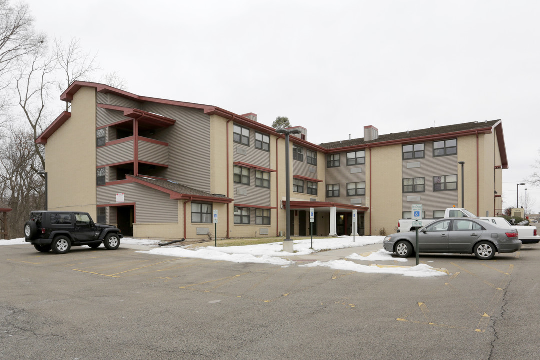 Summit Green in Rockford, IL - Building Photo