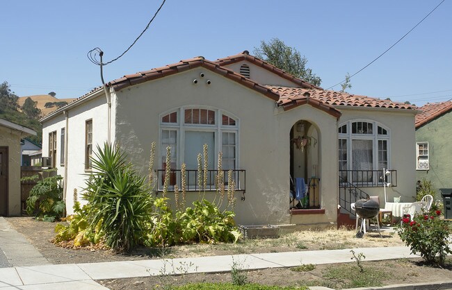 1926-1936 Ferry St in Martinez, CA - Foto de edificio - Building Photo