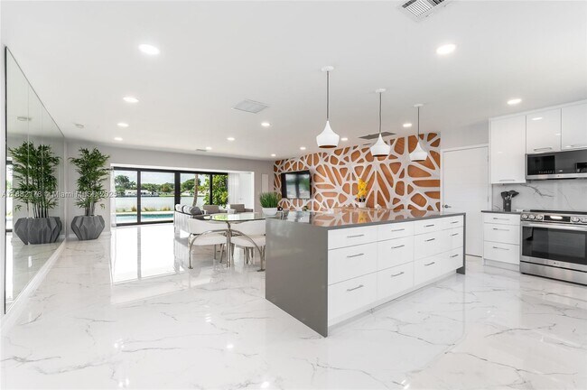 21230 NE 25th Ct in Miami, FL - Foto de edificio - Building Photo