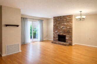 154 Quincy Shore Dr in Quincy, MA - Building Photo - Building Photo