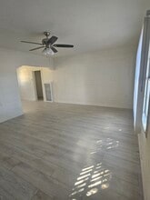 7107 Etiwanda Ave in Reseda, CA - Foto de edificio - Building Photo