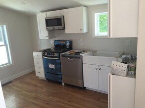 58 Airport Road, Unit A in Concord, NH - Foto de edificio - Building Photo