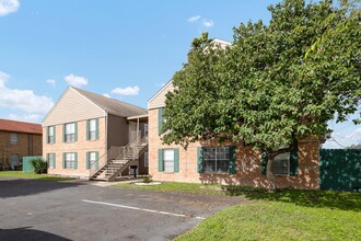 1006 W Kelly Ave in Pharr, TX - Foto de edificio - Building Photo