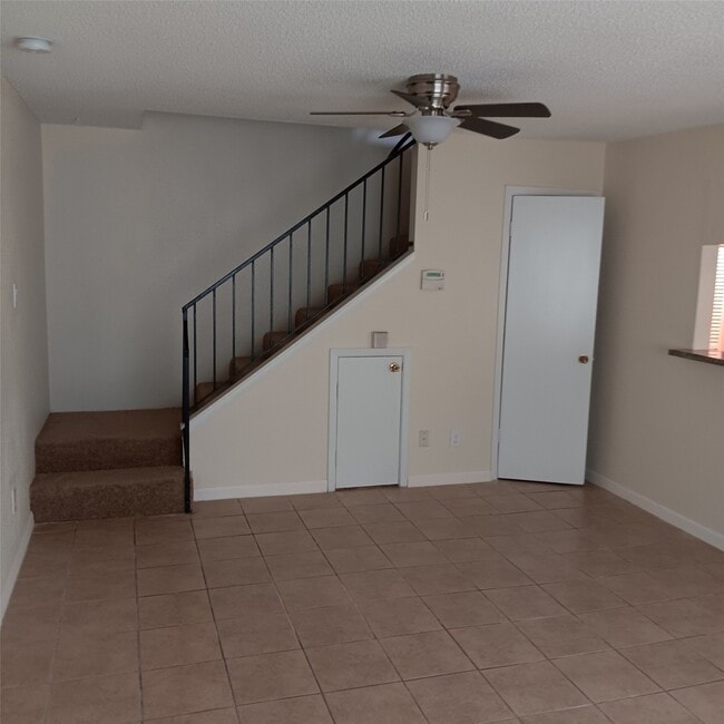 5650 Birchmont Dr in Houston, TX - Foto de edificio - Building Photo