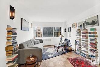 333 E 46th St in New York, NY - Building Photo - Building Photo