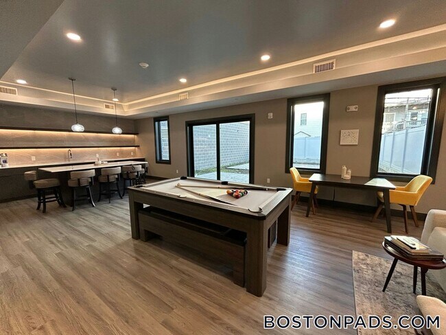 656 Saratoga St, Unit 211 in Boston, MA - Building Photo - Building Photo