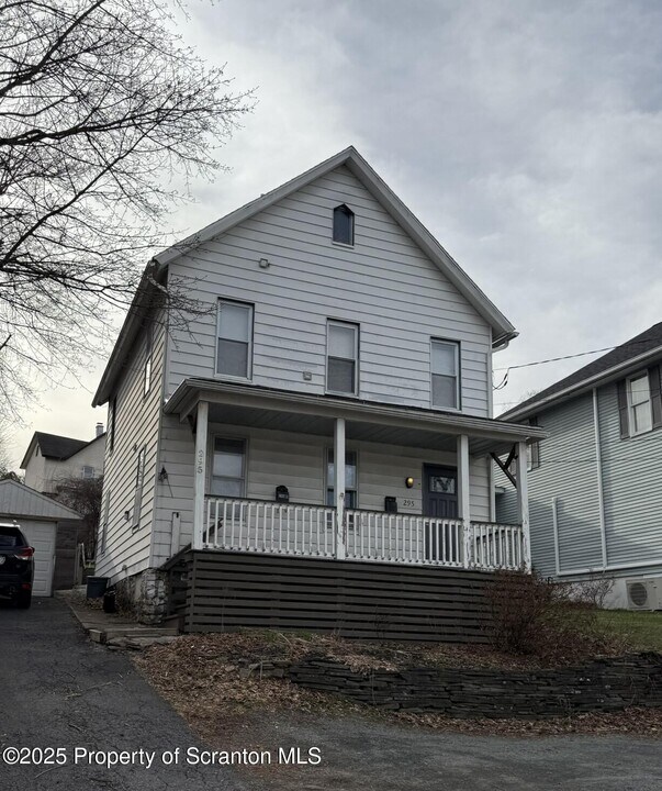 295 Dundaff St in Carbondale, PA - Building Photo