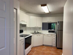 10030 Hammocks Blvd in Miami, FL - Building Photo - Building Photo
